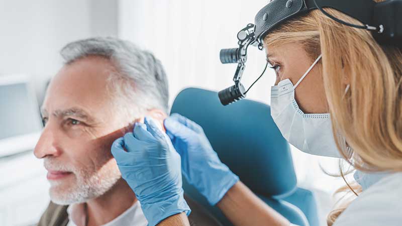 Consulta no centro auditivo